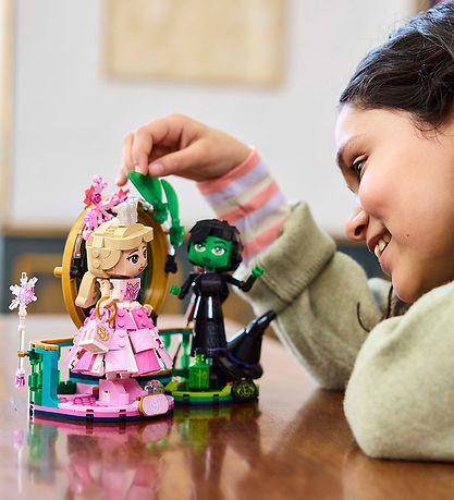 LEGO® Wicked - Figurer af Elphaba og Glinda 75682 - 558 Dele