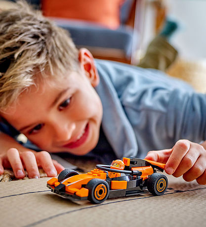 LEGO® City - F1®-kører m. McLaren-racerbil 60442 - 86 Dele