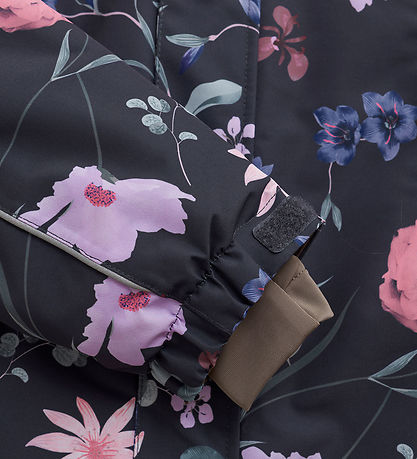 En Fant Flyverdragt - Ebony m. Blomster/Flæser