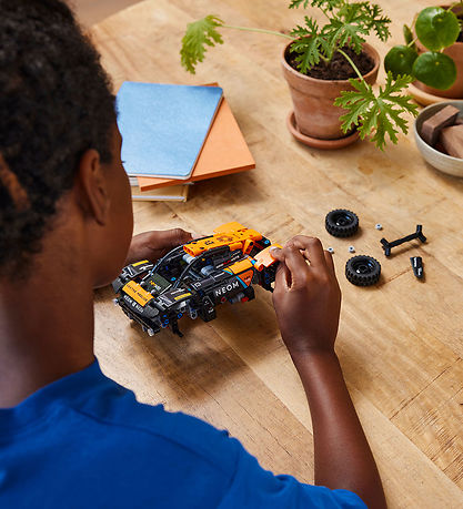 LEGO® Technic - NEOM McLaren Extreme E-Racerbil 42166 - 252 Dele