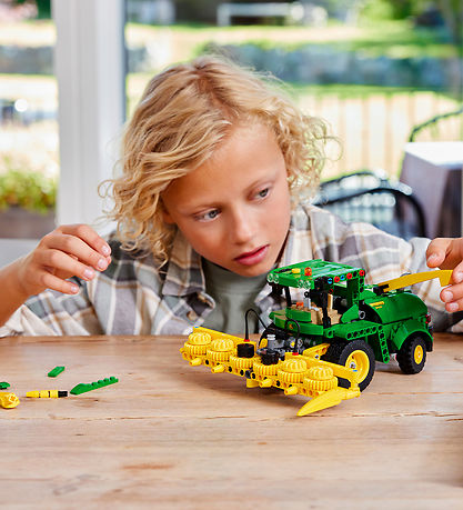 LEGO® Technic - John Deere 9700 Forage Harve... 42168 - 559 Dele