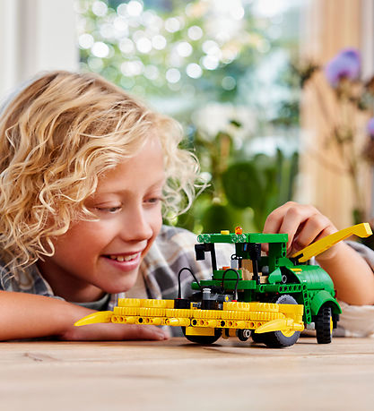 LEGO® Technic - John Deere 9700 Forage Harve... 42168 - 559 Dele