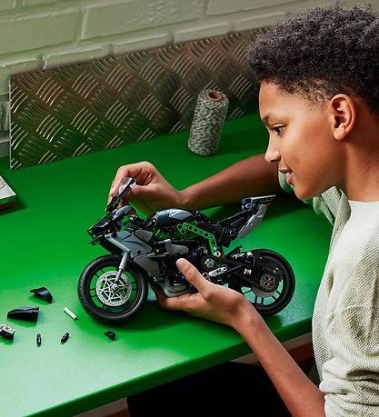 LEGO® Technic - Kawasaki Ninja H2R-Motorcykel 42170 - 643 Dele
