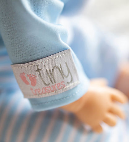 Tiny Treasures Dukke m. Brun Hår - Blue Bear Dukke