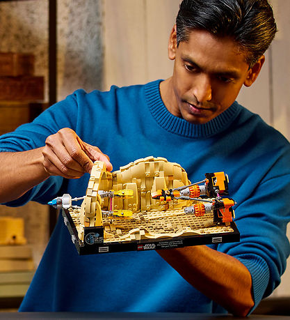 LEGO® Star Wars - Diorama med Mos Espa-podra... 75380 - 718 Dele