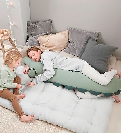 Done by Deer Pude - 160x40 cm - Comfy - Croco- Grøn