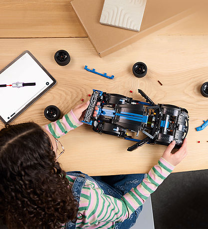 LEGO® Technic - Porsche GT4 e-Performance-ra... 42176 - 834 Dele LEGO® Technic - Porsche GT4 e-Performance-ra... 42176 - 834 Dele