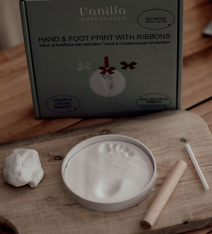 Vanilla Copenhagen Hånd- og Fodaftryksæt m. Bånd - Hvid/Rød/Brun