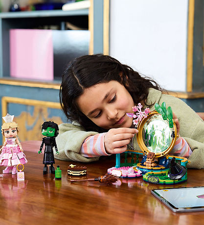 LEGO® Wicked - Elphaba & Glinda 75682 - 558 Teile LEGO® Wicked - Elphaba & Glinda 75682 - 558 Teile