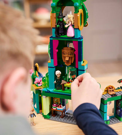 LEGO® Wicked - Willkommen in Emerald City 75684 - 945 Teile LEGO® Wicked - Willkommen in Emerald City 75684 - 945 Teile