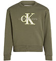 Calvin Klein Sweatshirt - Outlined Mono Relaxed - Dusty Olive Calvin Klein Sweatshirt - Outlined Mono Relaxed - Dusty Olive
