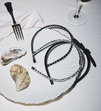 DAY ET Hårbøjle - Slim Disco Hair Band - Black DAY ET Hårbøjle - Slim Disco Hair Band - Black