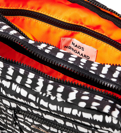 Mads Nørgaard Skuldertaske - Bel One Art Cappa - Scribble Black/ Mads Nørgaard Skuldertaske - Bel One Art Cappa - Scribble Black/