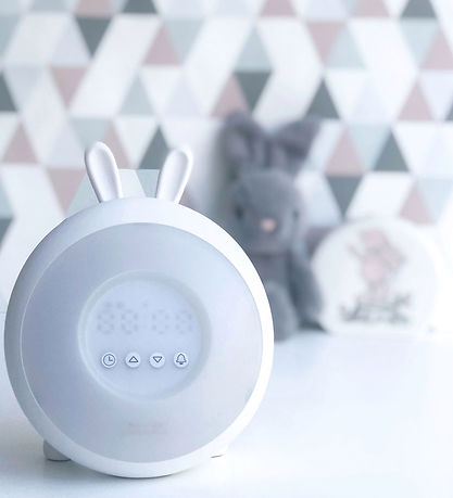 Rabbit & Friends Vækkeur m. Lys - Wake Up - 20x15x6 cm - Hvid Rabbit & Friends Vækkeur m. Lys - Wake Up - 20x15x6 cm - Hvid