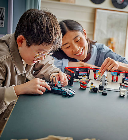 LEGO® City - F1® Garage: Mercedes-AMG og Alp... 60444 - 678 Dele LEGO® City - F1® Garage: Mercedes-AMG og Alp... 60444 - 678 Dele