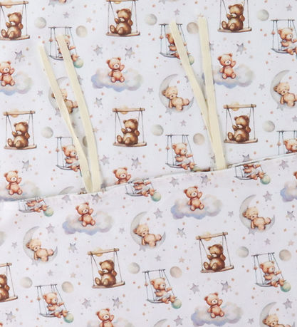 Nørgaard Madsens Sengetøj - Baby - Hvid m. Bamse På Gynge