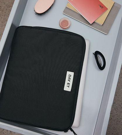 DAY ET Sleeve - Gweneth RE-S Folder13 - Sort