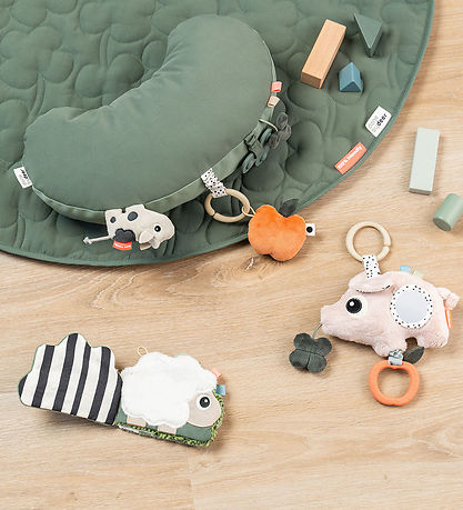 Done By Deer Pude m. Aktivitetslegetøj - Tiny Farm - Grøn