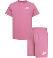 Nike Shortssæt - T-shirt/Shorts - Magic Flamingo Nike Shortssæt - T-shirt/Shorts - Magic Flamingo