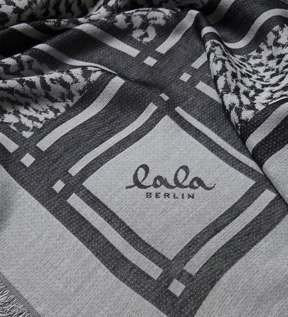Lala Berlin Tørklæde - Triangle Tilda - Swoosh Black/White Lala Berlin Tørklæde - Triangle Tilda - Swoosh Black/White
