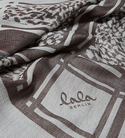 Lala Berlin Tørklæde - Triangle Tilda - Swoosh Light Blue/Brown Lala Berlin Tørklæde - Triangle Tilda - Swoosh Light Blue/Brown