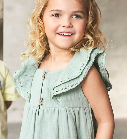 En Fant Kjole - Musselin - Jadeite m. Blonder