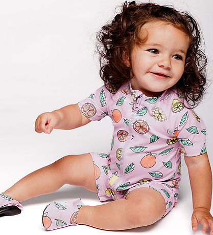 Småfolk Badeheldragt - UV50+ - Pink lavender m. Frugter Småfolk Badeheldragt - UV50+ - Pink lavender m. Frugter