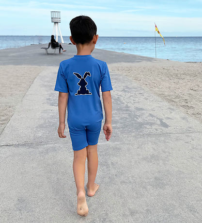 Petit Crabe Badeheldragt - Noe - UV50+ - Sapphire m. Kanin Petit Crabe Badeheldragt - Noe - UV50+ - Sapphire m. Kanin