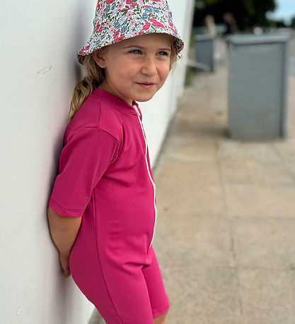 Petit Crabe Badeheldragt - Noe - UV50+ - Mulberry m. Kanin Petit Crabe Badeheldragt - Noe - UV50+ - Mulberry m. Kanin