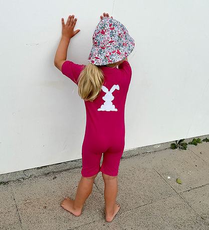 Petit Crabe Badeheldragt - Noe - UV50+ - Mulberry m. Kanin Petit Crabe Badeheldragt - Noe - UV50+ - Mulberry m. Kanin