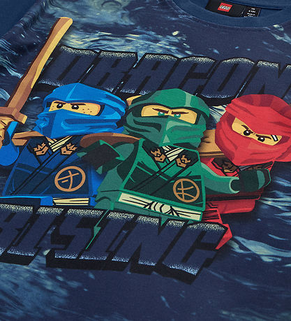 LEGO® Ninjago T-shirt - LWTaffy 302 - Mørkeblå m. Print LEGO® Ninjago T-shirt - LWTaffy 302 - Mørkeblå m. Print