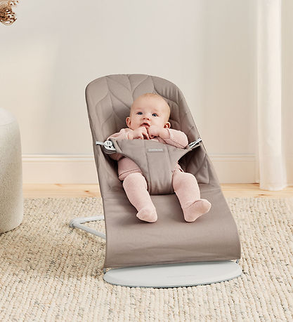 BabyBjörn Skråstol - Bliss - Petal Quiltet - Sandgrå BabyBjörn Skråstol - Bliss - Petal Quiltet - Sandgrå