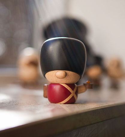 FableWood H.C. Andersen - Fyrtøjet - 8 cm - Natur/Rød/Sort