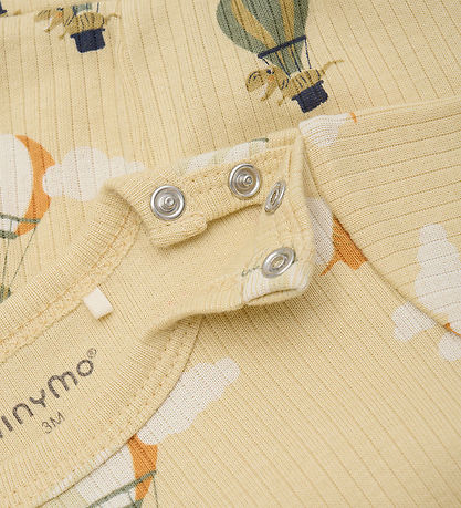 Minymo Shortssæt - Shorts/T-shirt - Rib - Parsnip Minymo Shortssæt - Shorts/T-shirt - Rib - Parsnip