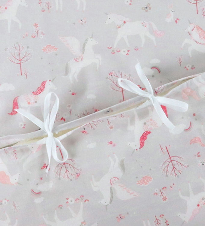 Nørgaard Madsens Sengetøj - Baby - Grå m. Pink Enhjørninger