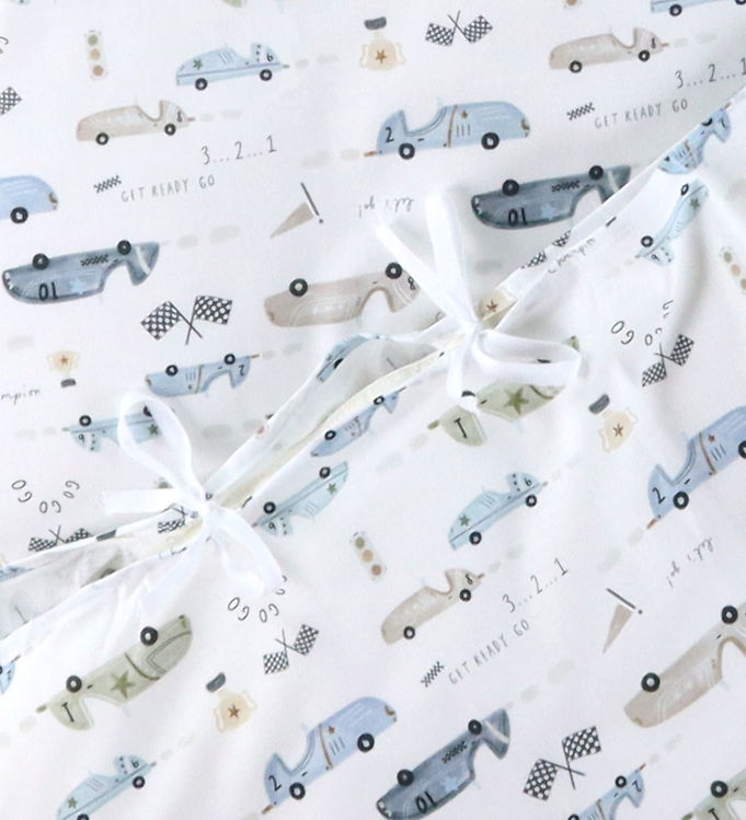 Nørgaard Madsens Sengetøj - Baby - Hvid m. Gamle Biler