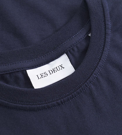 T-Shirt Les Deux - Aidan - Dark Marine Blue av. Logo