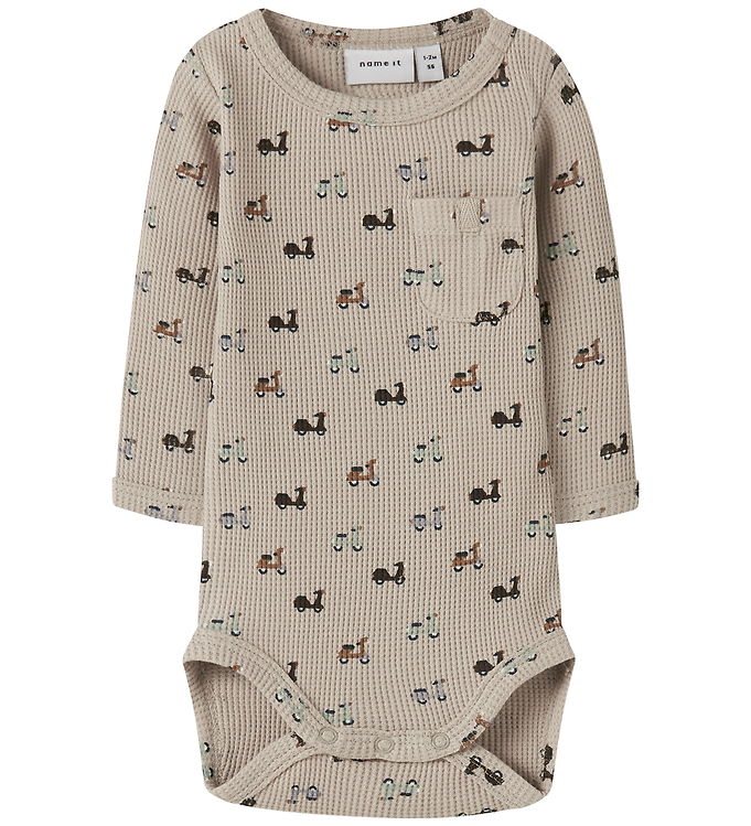 Name It Baby Body Island Fossil Med Print Og Brystlomme - Str. 0m 50cm