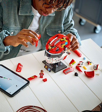LEGO® Editions - Scuderia Ferrari HP Charles Leclerc-hjelm 43014