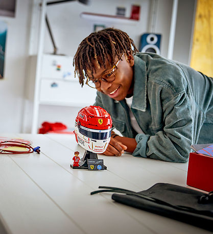 LEGO® Editions - Scuderia Ferrari HP Charles Leclerc-hjelm 43014