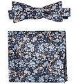 Grunt Butterfly m. Lommetørklæde - Our Flower - Navy Flower Grunt Butterfly m. Lommetørklæde - Our Flower - Navy Flower