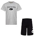 Nike Shortssæt - T-shirt/Shorts - Swoosh - Sort/Grå Nike Shortssæt - T-shirt/Shorts - Swoosh - Sort/Grå