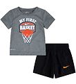 Nike Shortssæt - T-shirt/Shorts - My First Basket - Sort/Grå Nike Shortssæt - T-shirt/Shorts - My First Basket - Sort/Grå