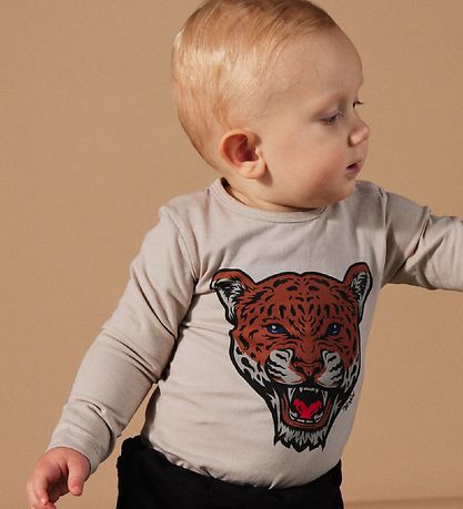 The New Siblings Body l/æ - Demron - Chateau Gray The New Siblings Body l/æ - Demron - Chateau Gray