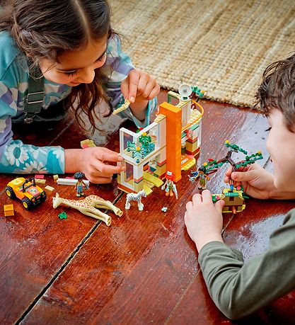 LEGO® Friends - Mias Vildtredning 41717 - 430 Dele LEGO® Friends - Mias Vildtredning 41717 - 430 Dele