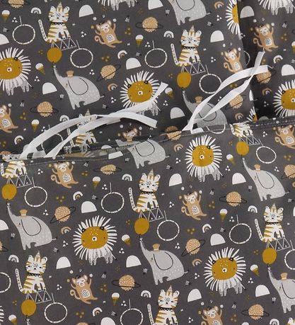 Nørgaard Madsens Sengetøj - Junior - Grå m. Elefanter og Løve Nørgaard Madsens Sengetøj - Junior - Grå m. Elefanter og Løve