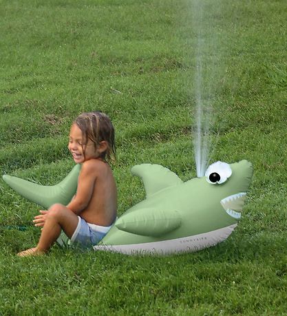 SunnyLife Giant Sprinkler Shark - 248 x 148 cm - Grøn SunnyLife Giant Sprinkler Shark - 248 x 148 cm - Grøn