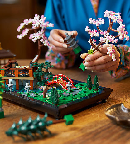 LEGO® Icons - Rauhallinen puutarha 10315 - 1363 Osaa