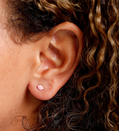 Design Letters Ørering - 1 stk. - Pink Kys - 18K Guldbelagt Design Letters Ørering - 1 stk. - Pink Kys - 18K Guldbelagt