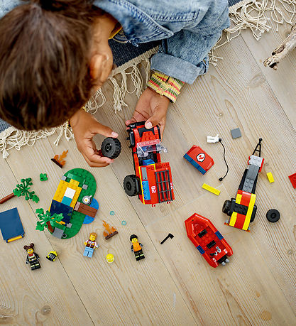 LEGO® City - 4x4 Fire Truck with Rescue Boat 60412 - 30 LEGO® City - 4x4 Fire Truck with Rescue Boat 60412 - 30